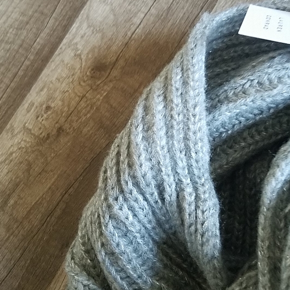 LC Lauren Condrad Gray Mettalic Infinity Scarf NWT - Picture 5 of 5